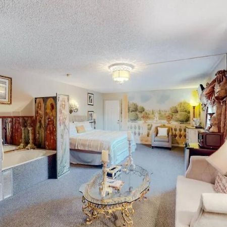 Jacuzzi Suite 206 At Tradewinds Eureka Springs Exterior photo