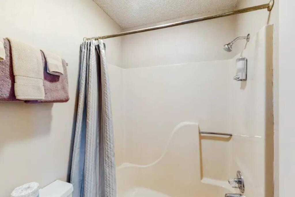 Jacuzzi Suite 206 At Tradewinds Eureka Springs Exterior photo