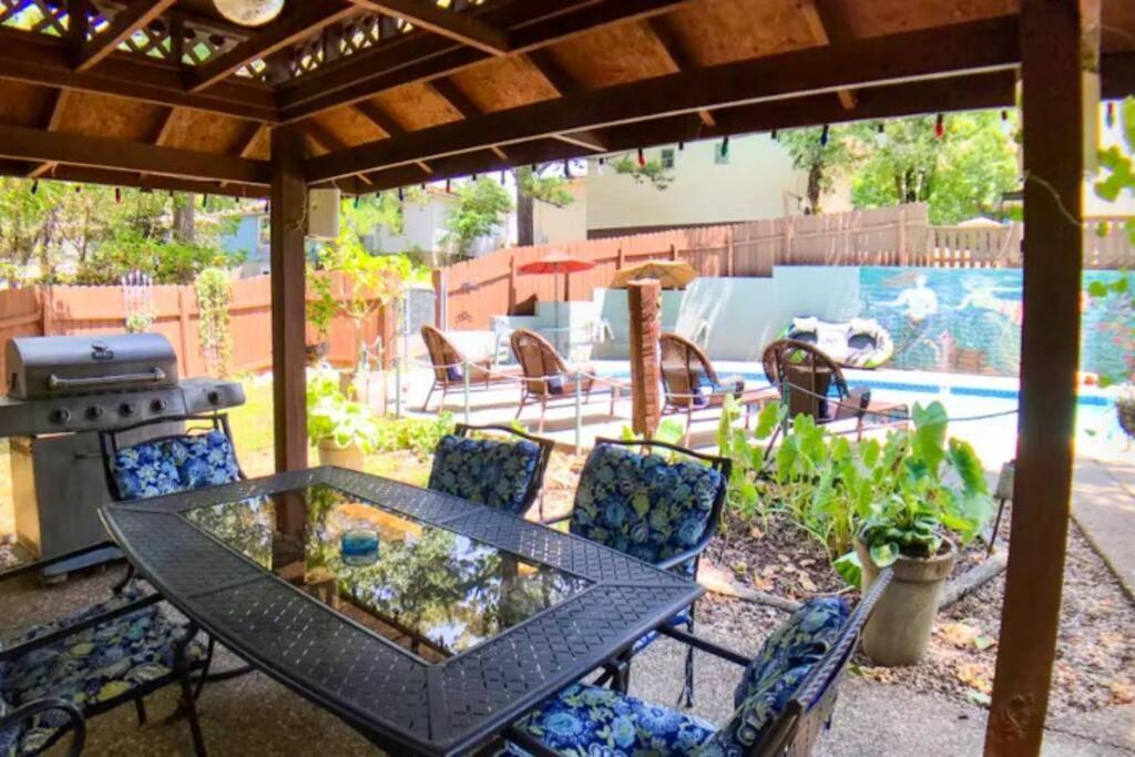 Jacuzzi Suite 206 At Tradewinds Eureka Springs Exterior photo
